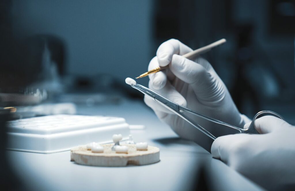 Cómo elegir los repuestos y material dental adecuados
